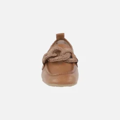 Mocasines marrones de piel con adorno de eslabones