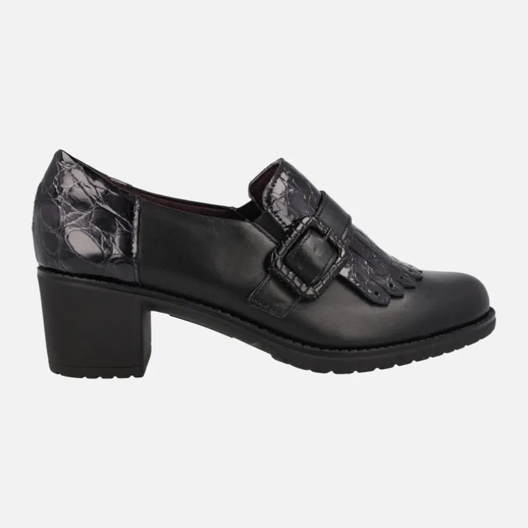 Mocasines negros con copete de flecos y tira con hebilla