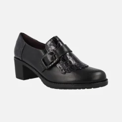 Mocasines negros con copete de flecos y tira con hebilla
