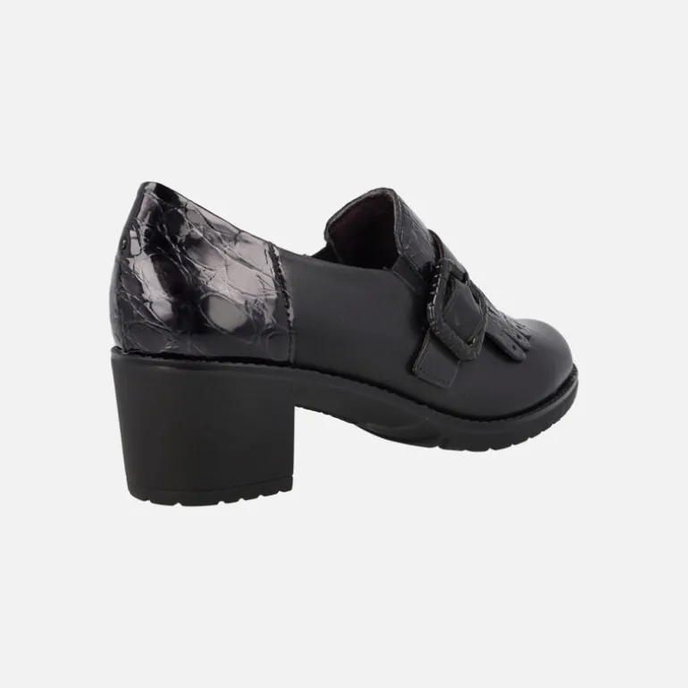 Mocasines negros con copete de flecos y tira con hebilla