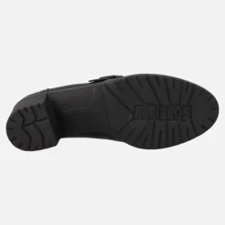 Mocasines negros con copete de flecos y tira con hebilla