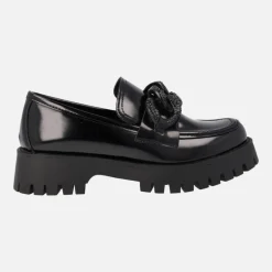 Mocasines negros con piso track y adorno de cadena