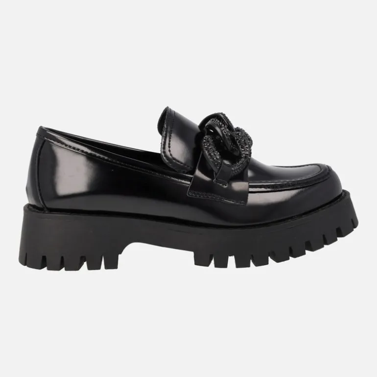 Mocasines negros con piso track y adorno de cadena