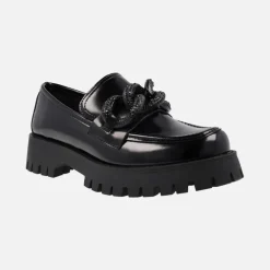 Mocasines negros con piso track y adorno de cadena