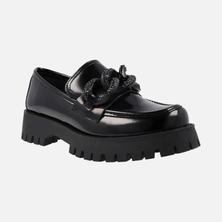 Mocasines negros con piso track y adorno de cadena