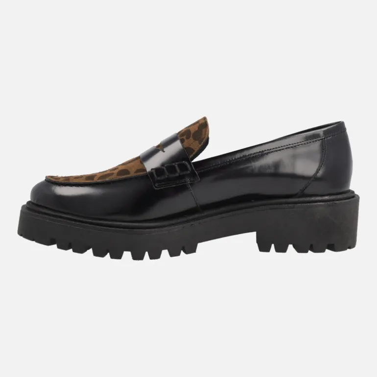 Mocasines negros con piso track y pala en leopardo