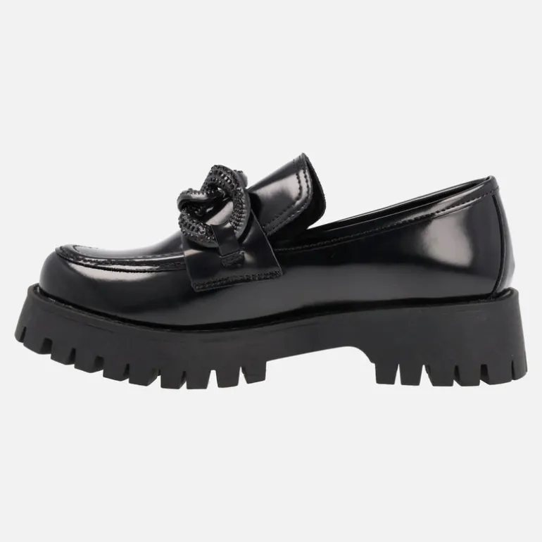 Mocasines negros con piso track y adorno de cadena