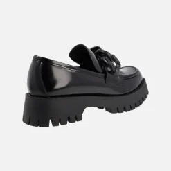 Mocasines negros con piso track y adorno de cadena