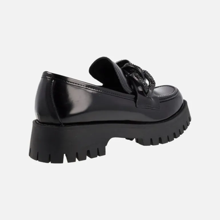 Mocasines negros con piso track y adorno de cadena
