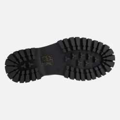 Mocasines negros con piso track y adorno de cadena