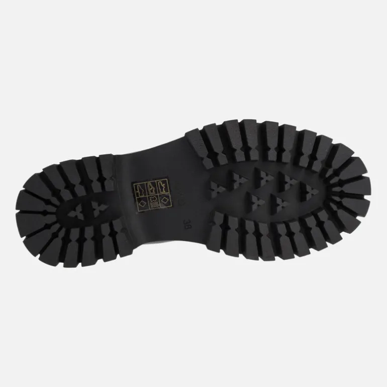 Mocasines negros con piso track y adorno de cadena