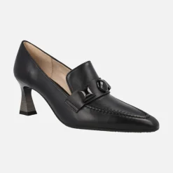 Mocasines negros con punta fina y adorno