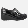 Mocasines negros de charol con cuña alta y adorno metálico
