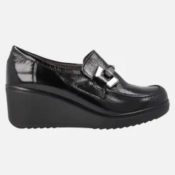 Mocasines negros de charol con cuña alta y adorno metálico
