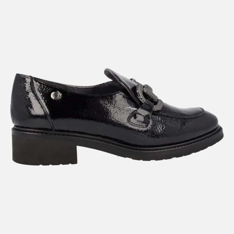 Mocasines negros de charol con adorno metálico