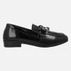 Mocasines negros de charol para mujer con adorno de cadena