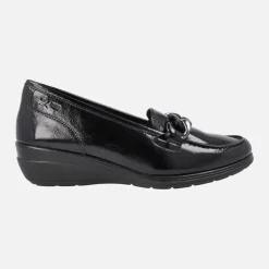 Mocasines negros de charol con cadena y cuña baja de goma