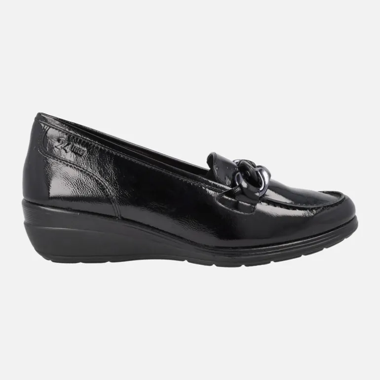 Mocasines negros de charol con cadena y cuña baja de goma