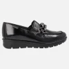 Mocasines negros de charol con adorno de cadena