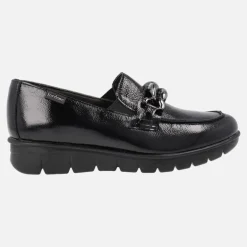 Mocasines negros de charol con adorno de cadena