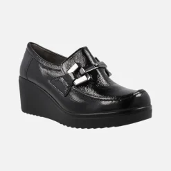 Mocasines negros de charol con cuña alta y adorno metálico