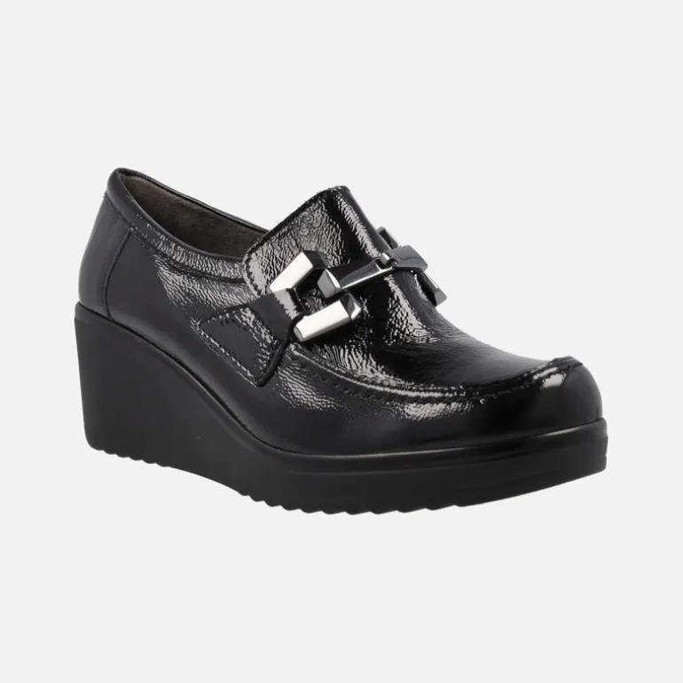 Mocasines negros de charol con cuña alta y adorno metálico