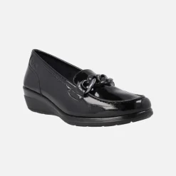 Mocasines negros de charol con cadena y cuña baja de goma
