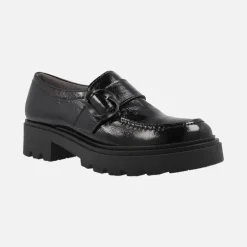 Mocasines negros de charol con adorno de hebilla y piso track