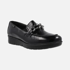 Mocasines negros de charol con adorno de cadena