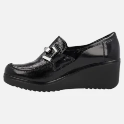 Mocasines negros de charol con cuña alta y adorno metálico