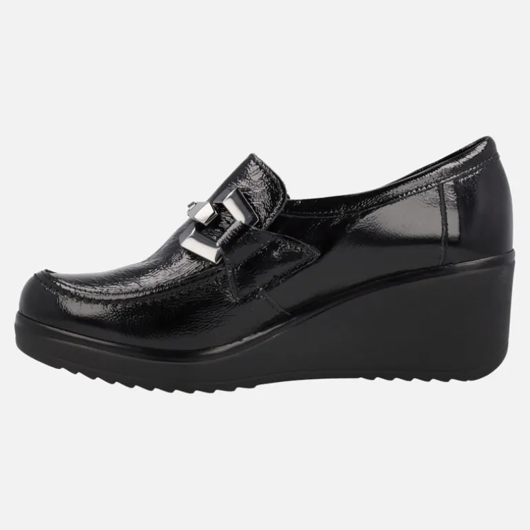 Mocasines negros de charol con cuña alta y adorno metálico