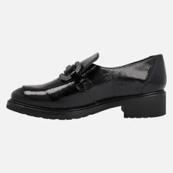 Mocasines negros de charol con adorno metálico