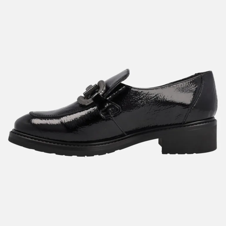 Mocasines negros de charol con adorno metálico