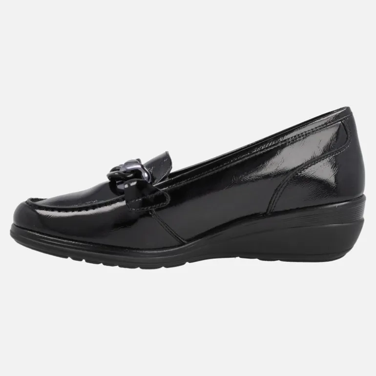Mocasines negros de charol con cadena y cuña baja de goma