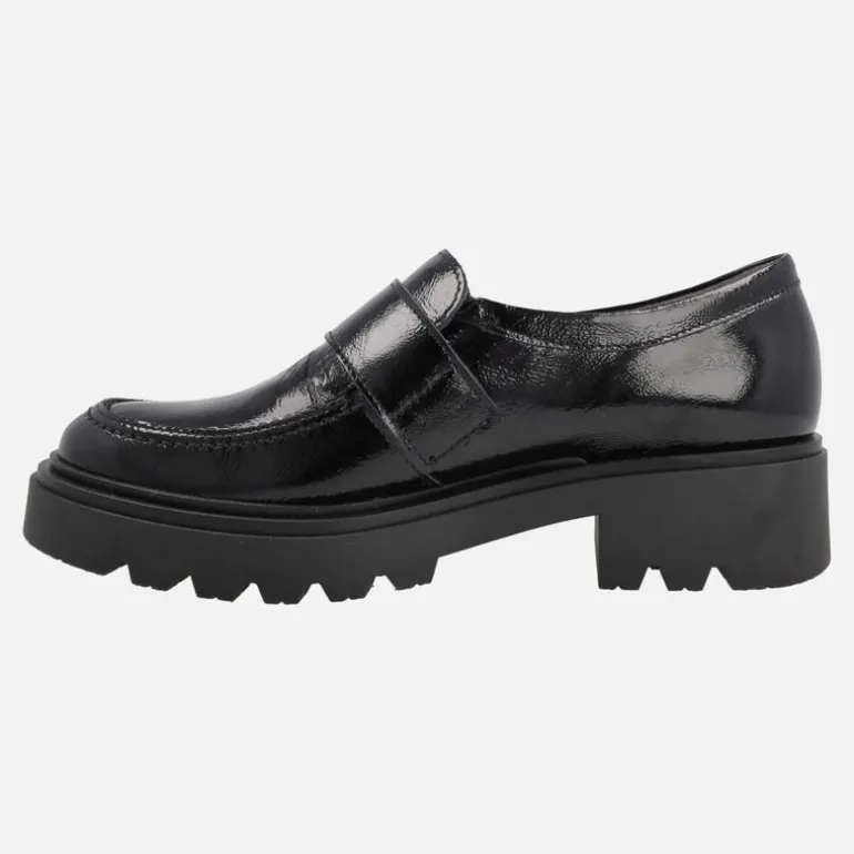 Mocasines negros de charol con adorno de hebilla y piso track