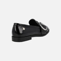 Mocasines negros de charol para mujer con hebilla circular