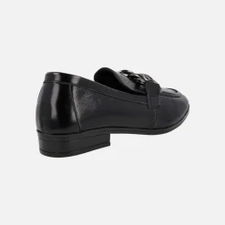 Mocasines negros de charol para mujer con adorno de cadena