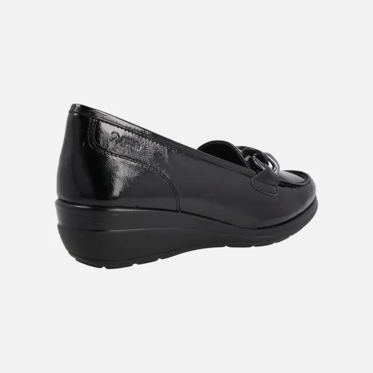 Mocasines negros de charol con cadena y cuña baja de goma