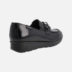 Mocasines negros de charol con adorno de cadena
