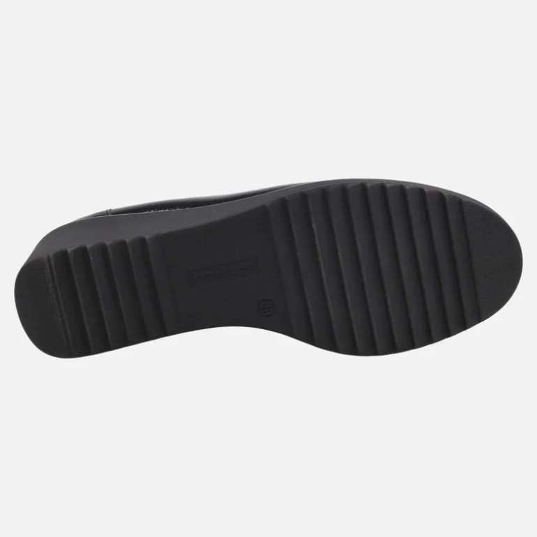 Mocasines negros de charol con cuña alta y adorno metálico