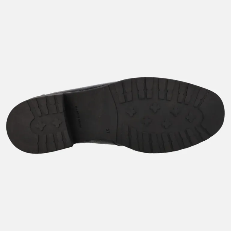 Mocasines negros de charol con adorno metálico
