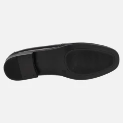Mocasines negros de charol para mujer con adorno de cadena