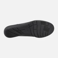 Mocasines negros de charol con cadena y cuña baja de goma