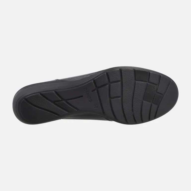 Mocasines negros de charol con cadena y cuña baja de goma