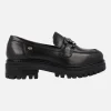 Mocasines negros de piel con adorno metálico y piso track