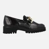 Mocasines negros de piel con adorno de cadena dorada