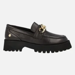 Mocasines negros de piel con cadena dorada y piso track para mujer