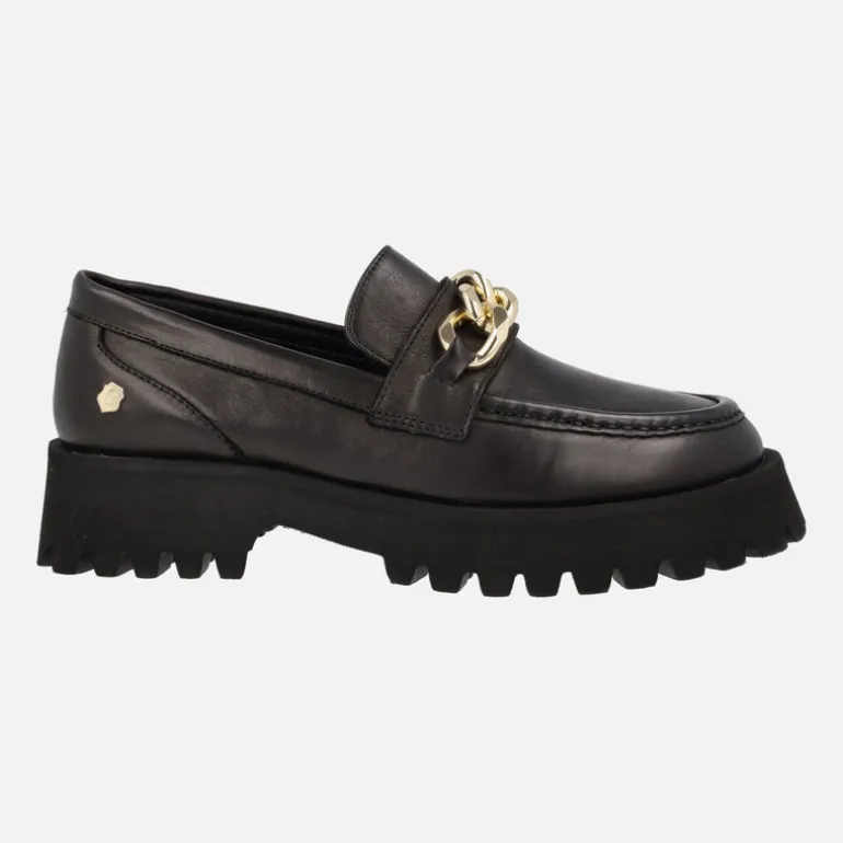 Mocasines negros de piel con cadena dorada y piso track para mujer