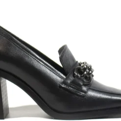 Mocasines negros de piel con adorno de cadena Aloise