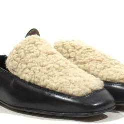 Mocasines negros de piel con copete de pelo
